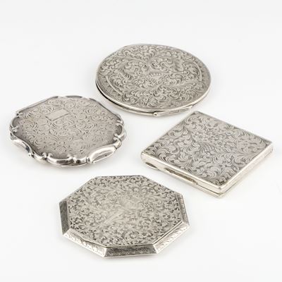 Quattro portacipria in argento, 310 g (lordi)