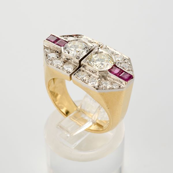 Anello a fascia in oro giallo e bianco con diamanti e rubini