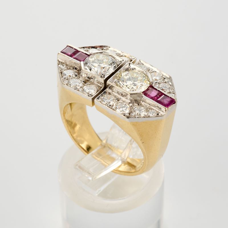 Anello a fascia in oro giallo e bianco con diamanti e rubini