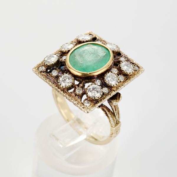 Anello quadrato con smeraldo e diamanti