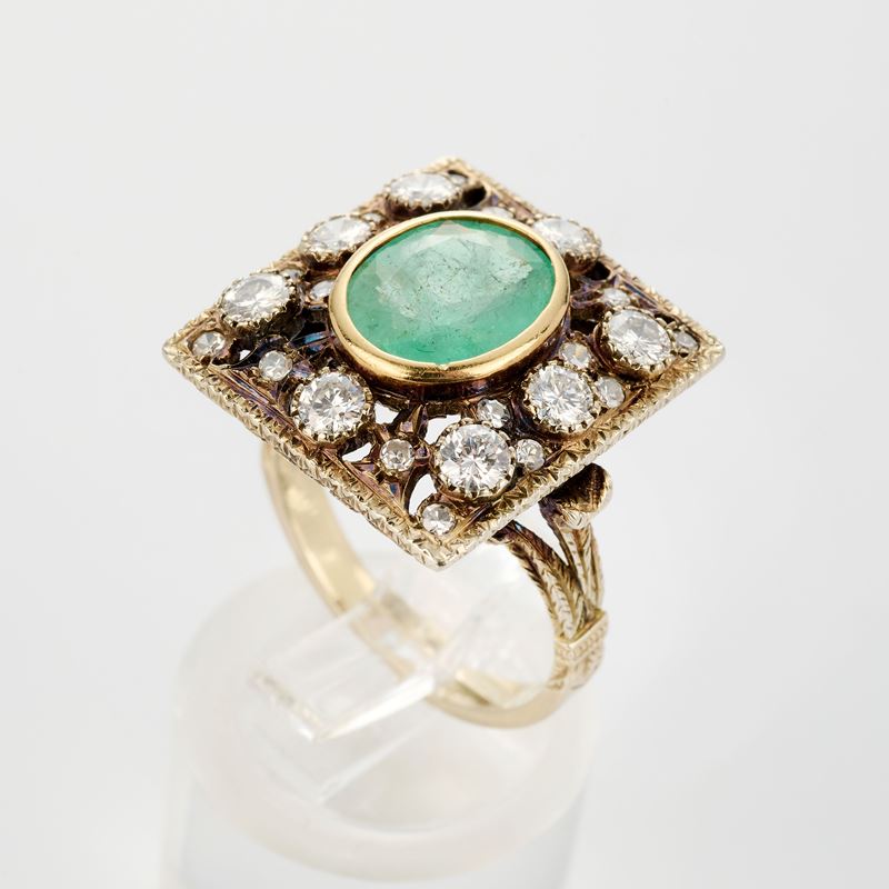 Anello quadrato con smeraldo e diamanti