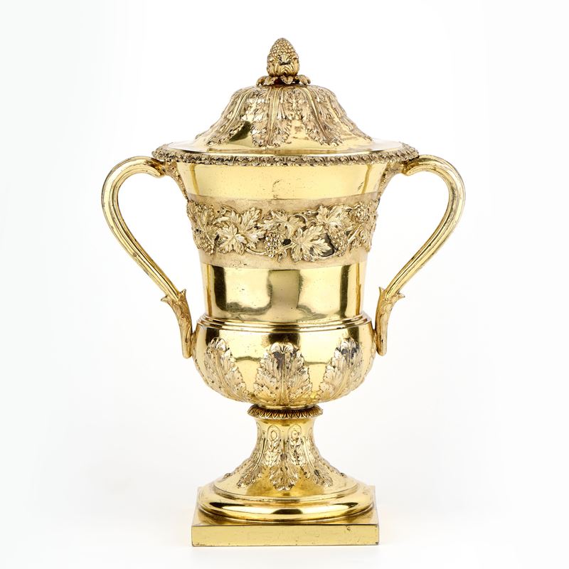 Importante coppa con coperchio in argento vermeille