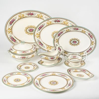 Wedgwood, Servizio da tavola “Columbia” in porcellana, decoro policromo, 61 pezzi
