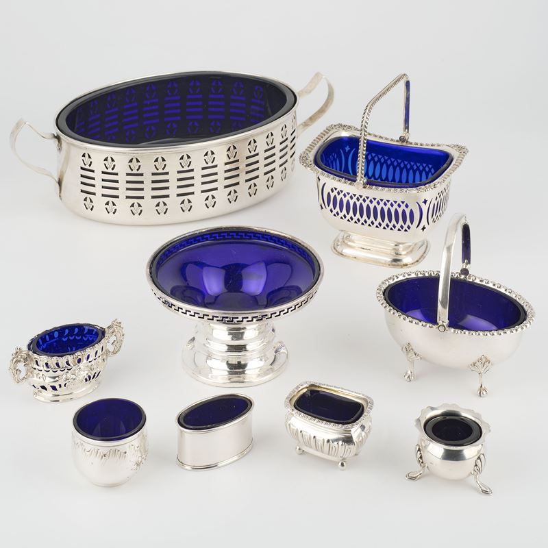 Nove oggetti in argento e metallo argentato