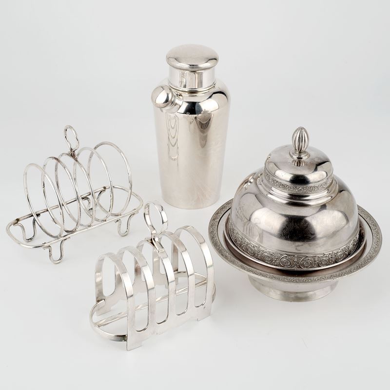 Due porta toast, un porta burro e uno shaker in metallo argentato