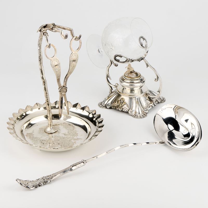 Set da tavola in metallo argentato, porta uva con forbici, scalda brandy e mestolo