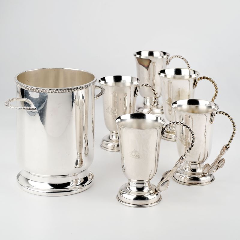 Un portabottiglie e cinque bicchieri con manico ad ancora in metallo argentato