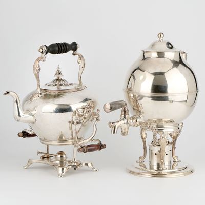 Due grandi samovar in metallo argentato con manici in legno e fornello