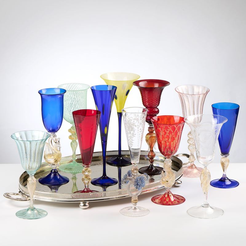 Dodici bicchieri decorativi in vetro di Murano e un vassoio in metallo argentato