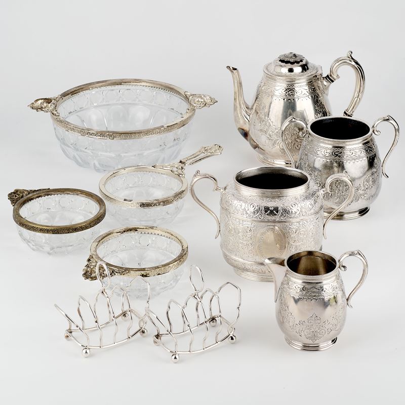 Dieci oggetti in metallo argentato