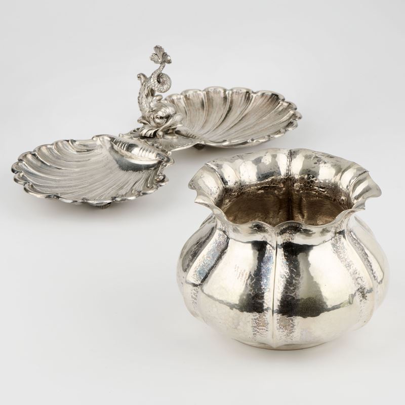 Un centrotavola e un vaso in argento