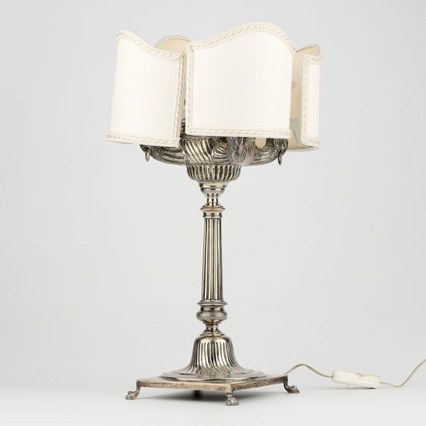 Lampada da tavolo in argento in stile antico  - Asta L'Arte della Tavola - Casa d'aste Farsettiarte