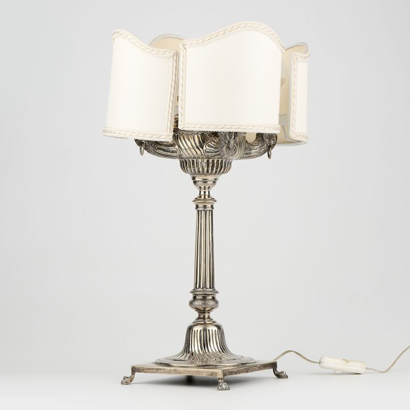 Lampada da tavolo in argento in stile antico