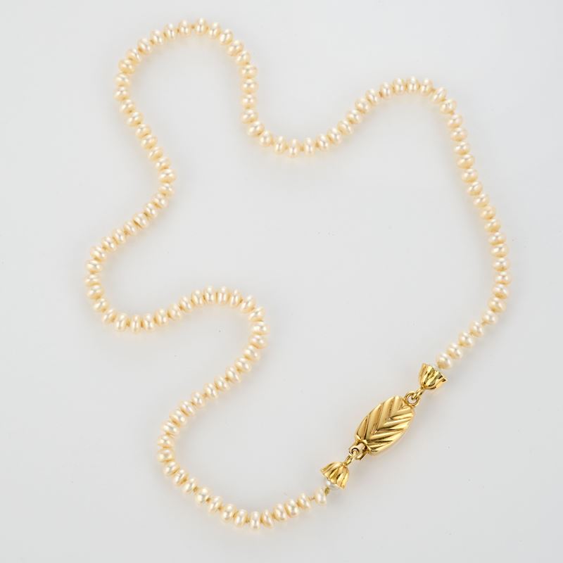 Collana di perle Keshi, chiusura in oro giallo 18 kt