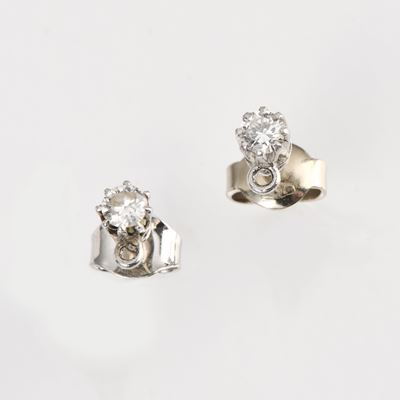 Orecchini punto luce, oro bianco 18 kt e diamanti taglio brillante