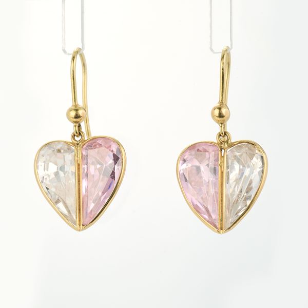 Orecchini pendenti a cuore in oro giallo e pietre bianche e rosa