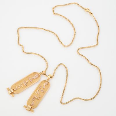 Catenina con due ciondoli in stile antico egizio, oro giallo 18 kt