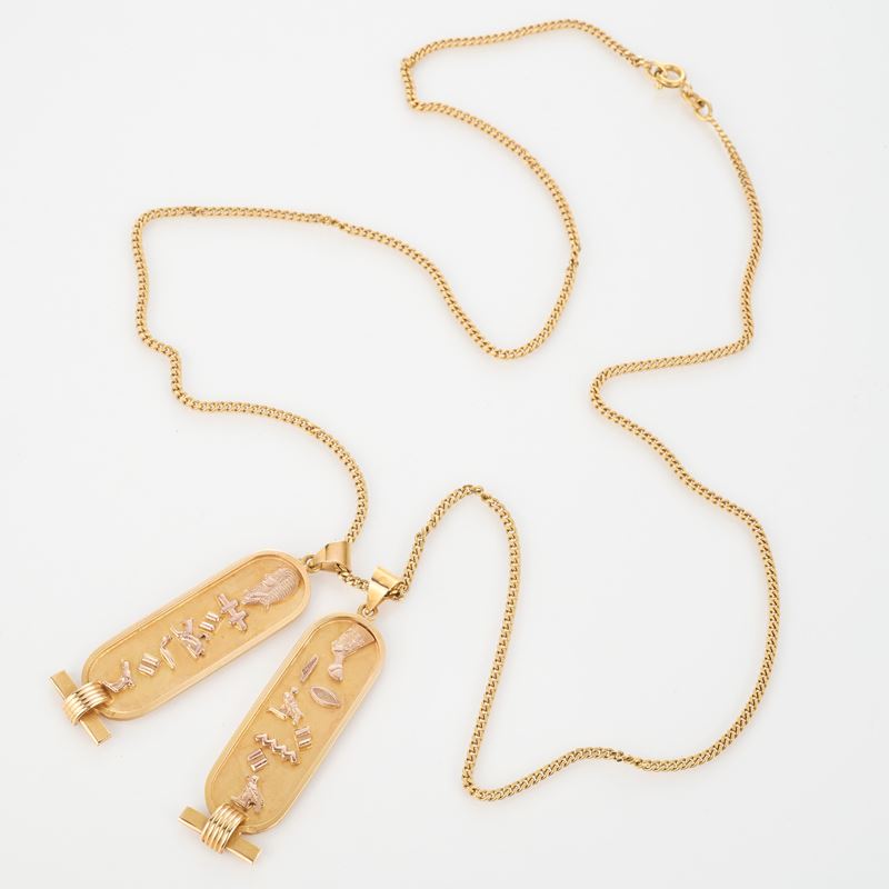Catenina con due ciondoli in stile antico egizio, oro giallo 18 kt