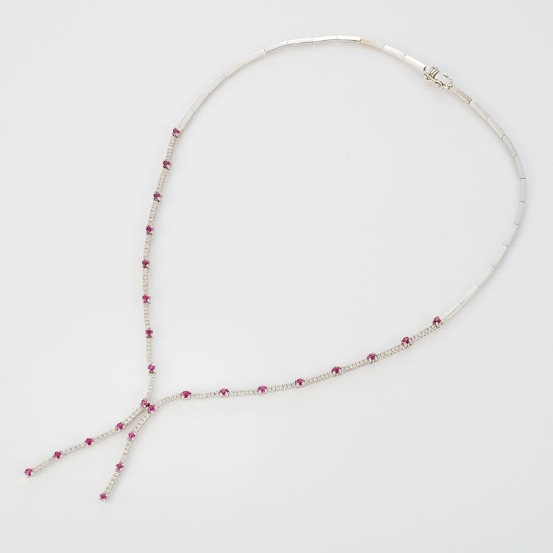 Collana girocollo in oro bianco con rubini e diamanti
