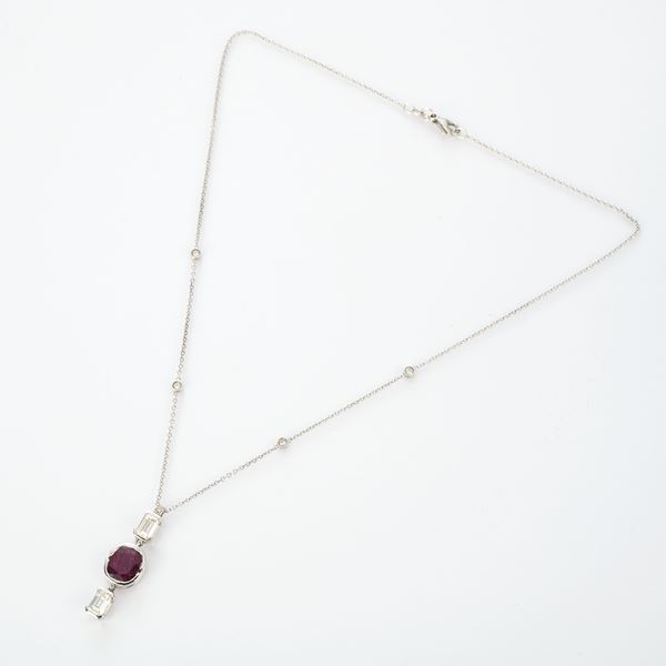 Collana con pendente in oro bianco con diamanti e rubino