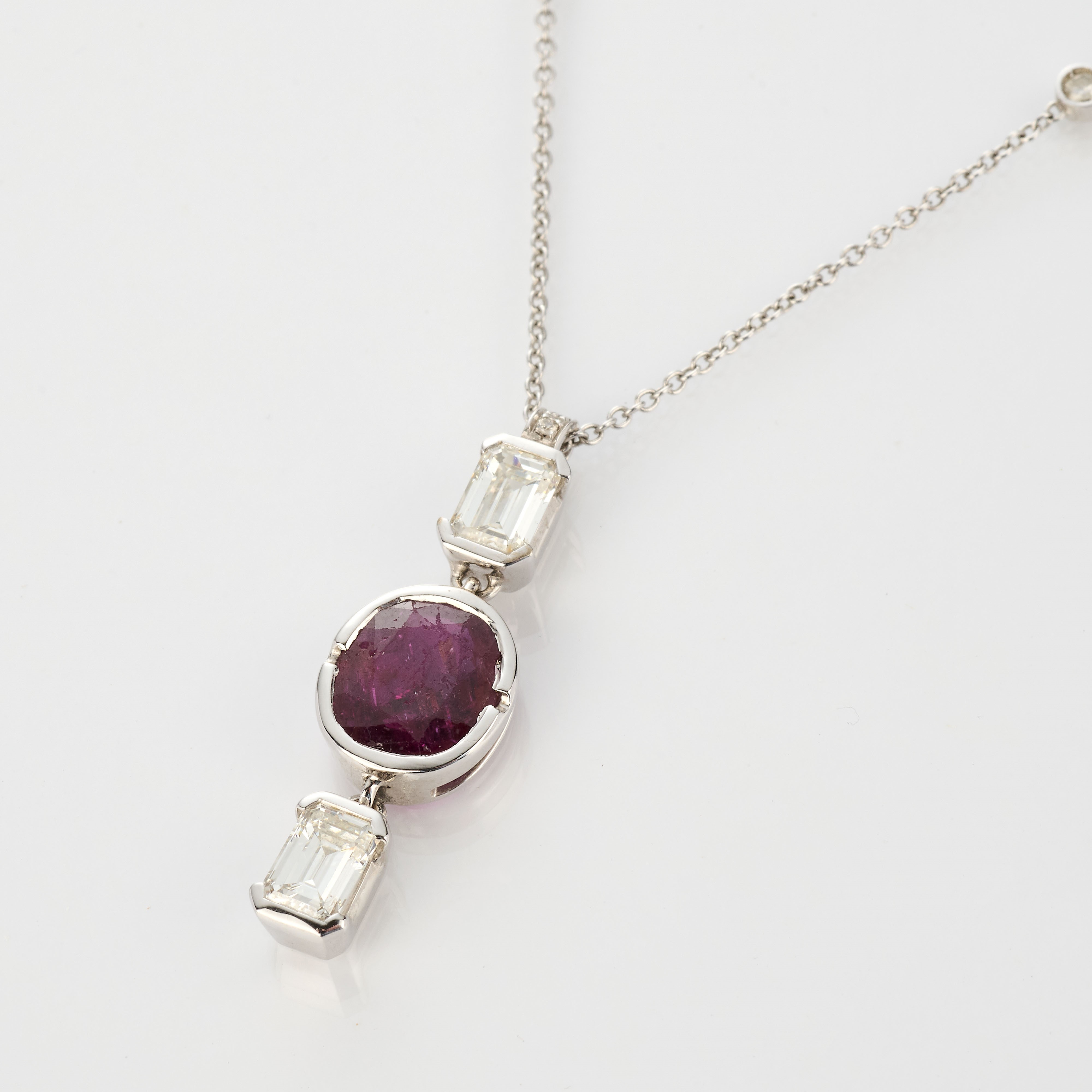 Collana in oro bianco 18 kt con pendente in rubino e diamanti