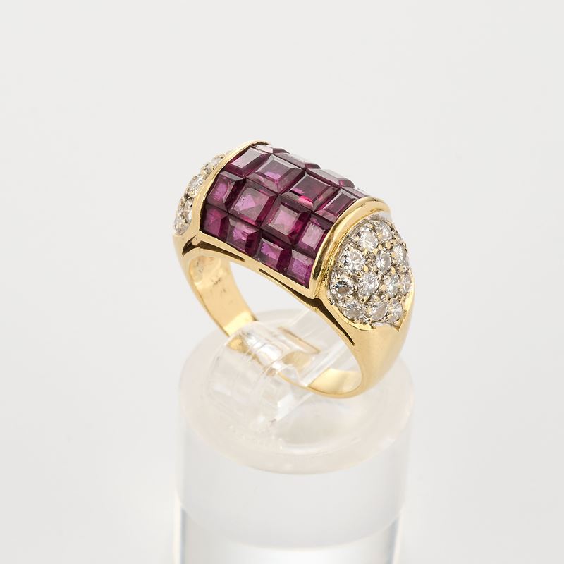 Anello a fascia bombata in oro giallo con rubini e diamanti
