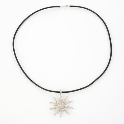 Pendente a sole in oro bianco 18 kt con diamanti, collana in caucciù