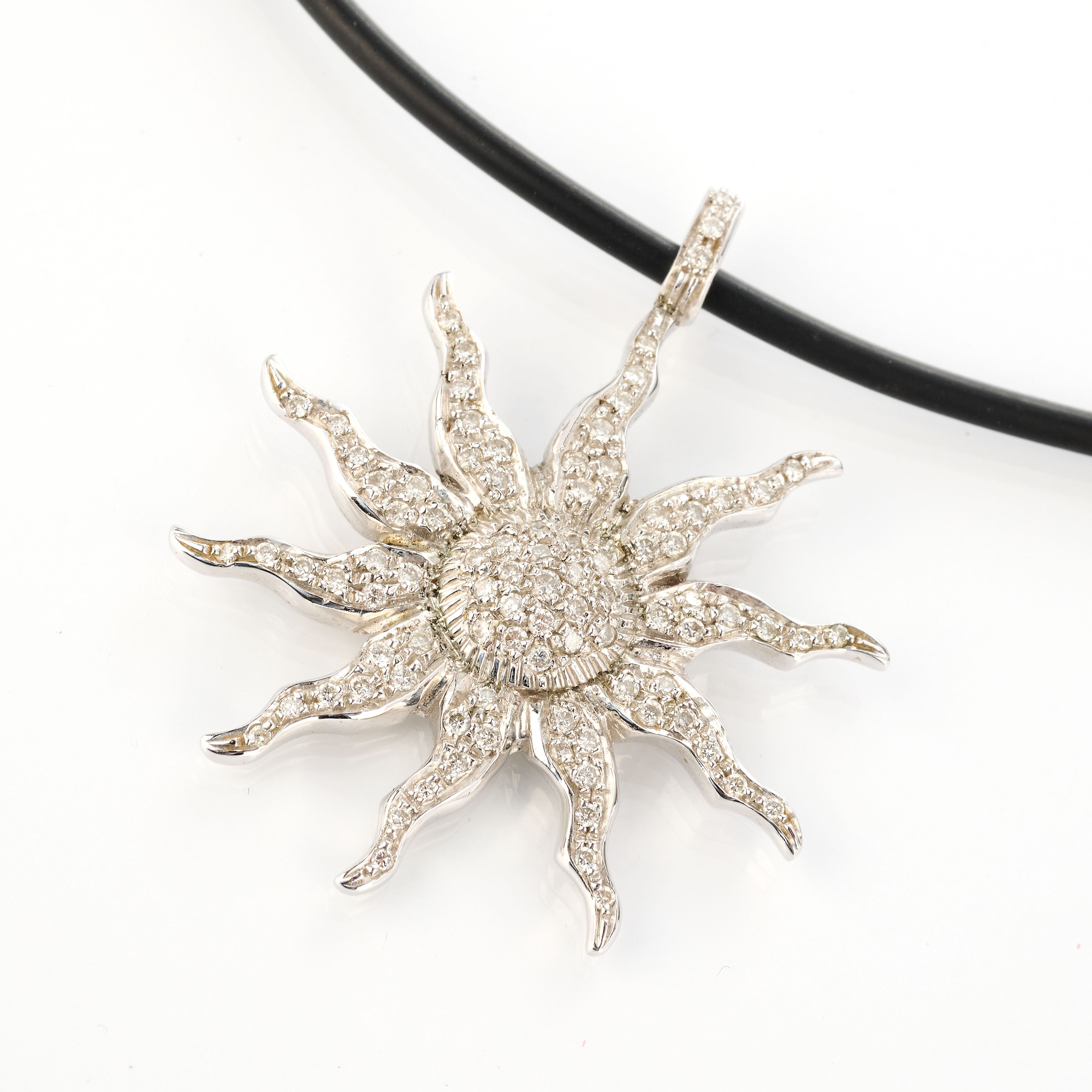 Pendente a sole in oro bianco 18 kt con diamanti, collana in caucciù