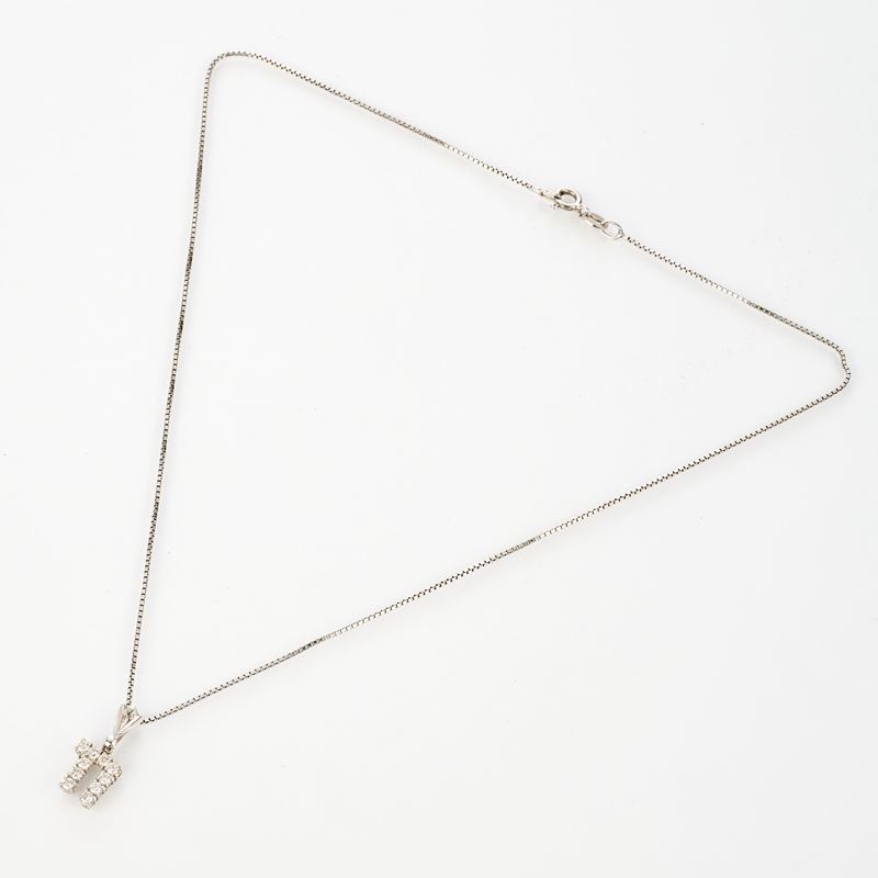 Catenina in argento con pendente “Chai” in oro bianco e diamanti