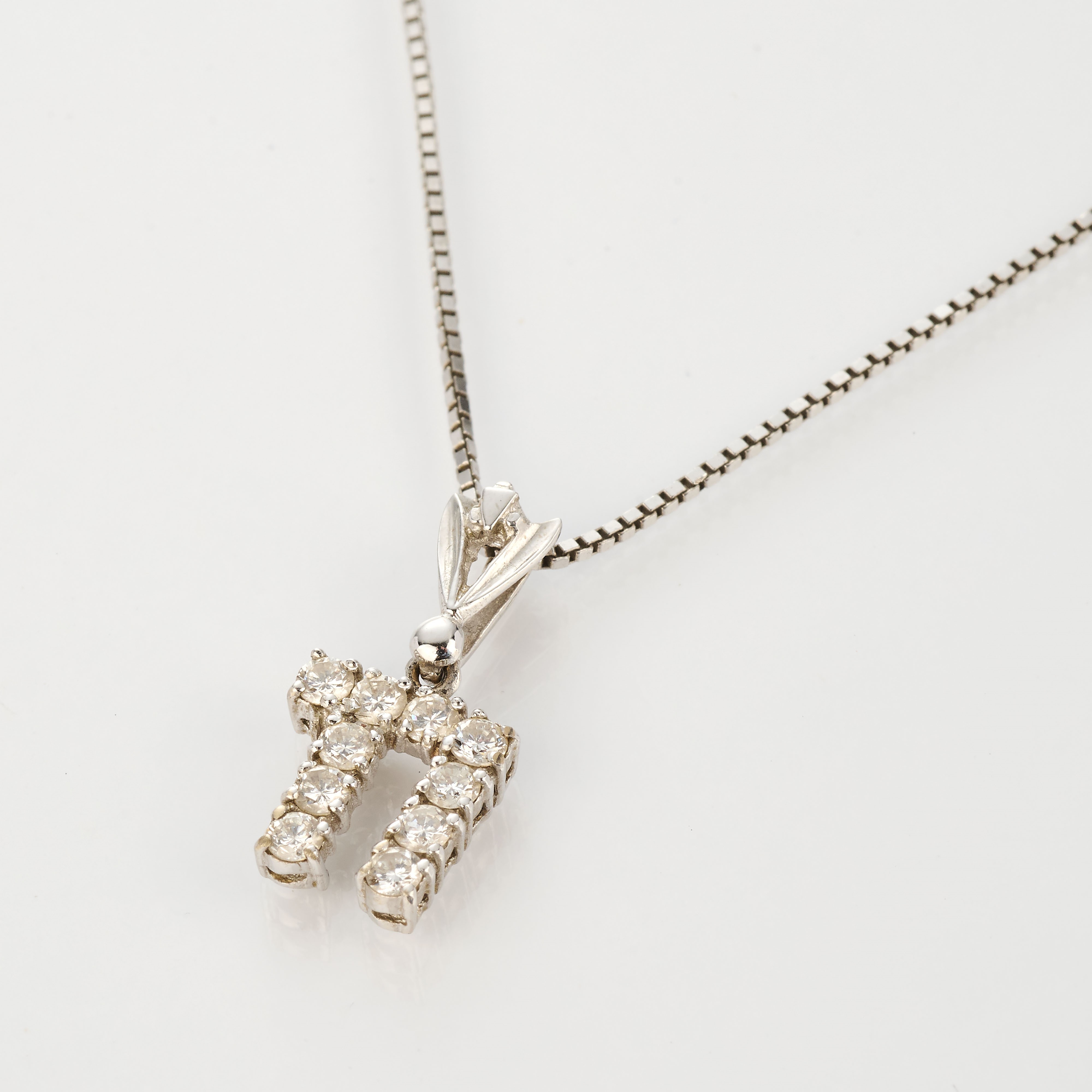Catenina in argento con pendente “Chai” in oro bianco e diamanti
