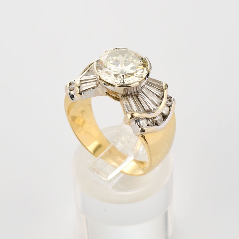 Anello solitario a fiocco in oro giallo e bianco con diamanti