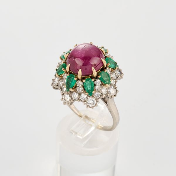 Anello a fiore in oro bianco con radice di rubino, smeraldi e diamanti