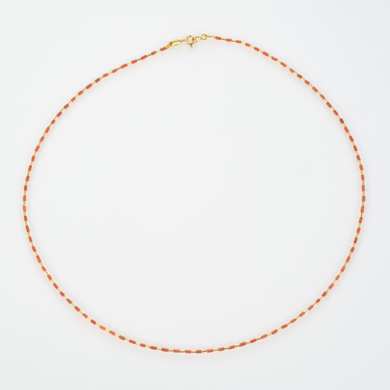 Catenina in oro 18 kt con elementi in corallo