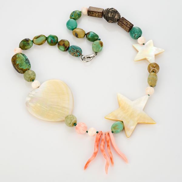 Intini collana in madreperla, corallo, turchesi, giadeite, legno inciso e metallo  - Auction Jewels - Casa d'aste Farsettiarte