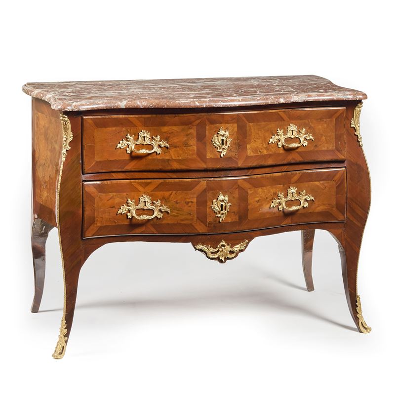 Piccolo comò lastronato in legno di mogano e radica