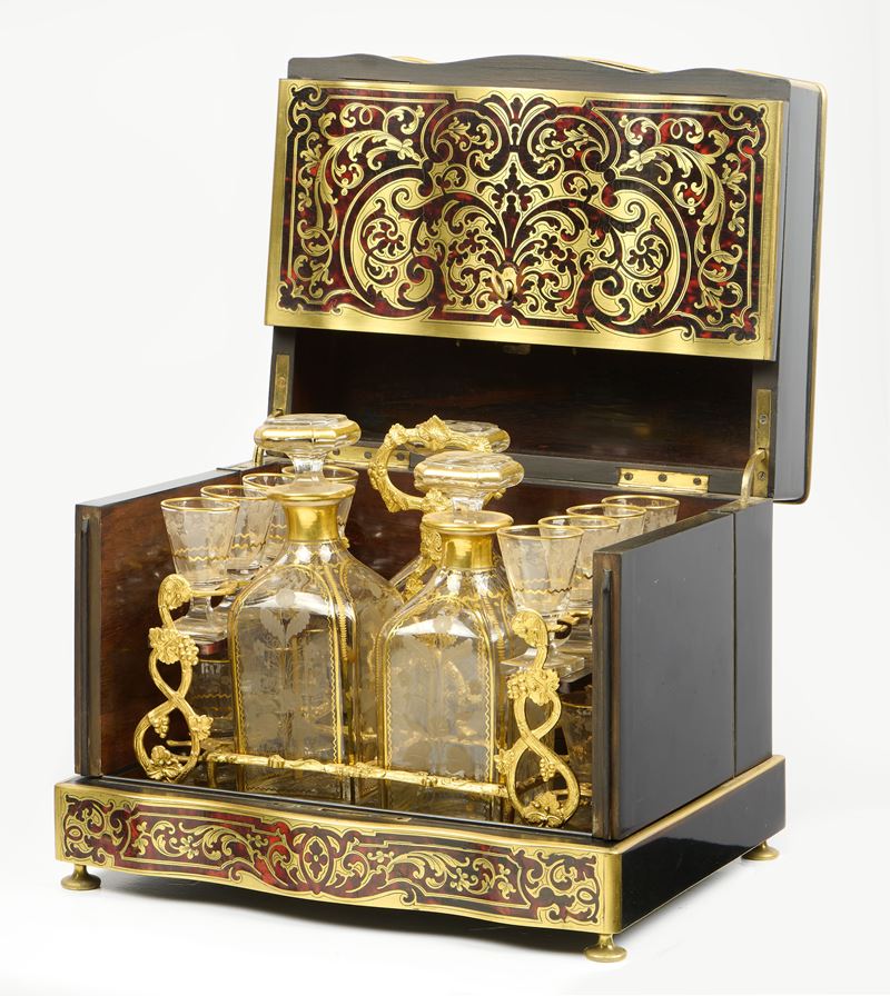 Cave a liqueur in legno intarsiato con decoro in metallo a motivi vegetali