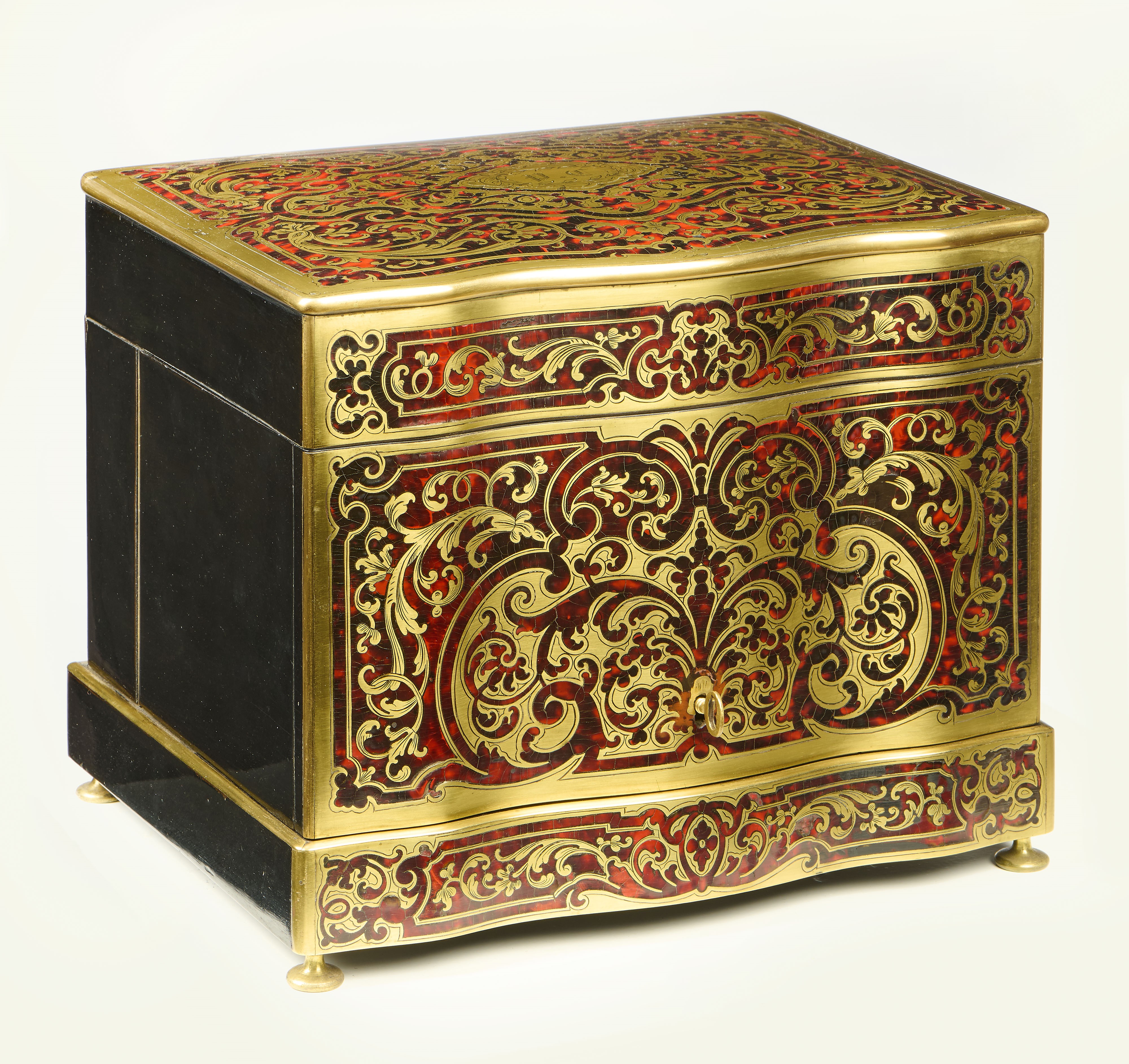 Cave a liqueur in legno intarsiato con decoro in metallo a motivi vegetali