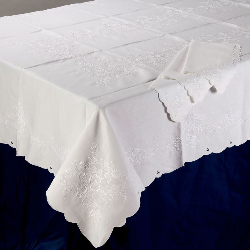 Importante tovaglia in prezioso lino con dodici tovaglioli