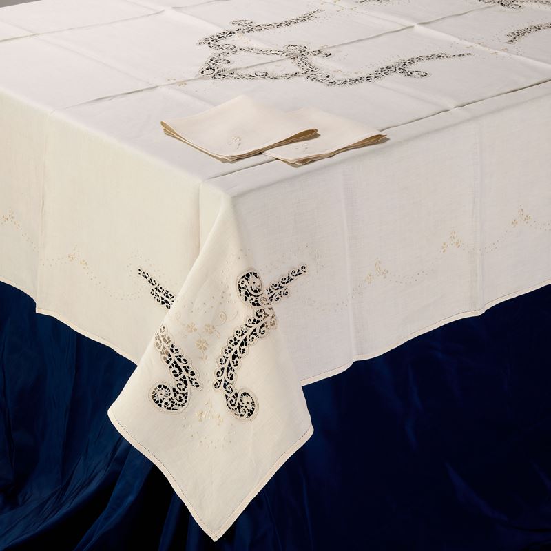 Tovaglia in lino ecrù con dodici tovaglioli