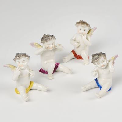 Capodimonte, quattro segnaposto in porcellana policroma con putti alati