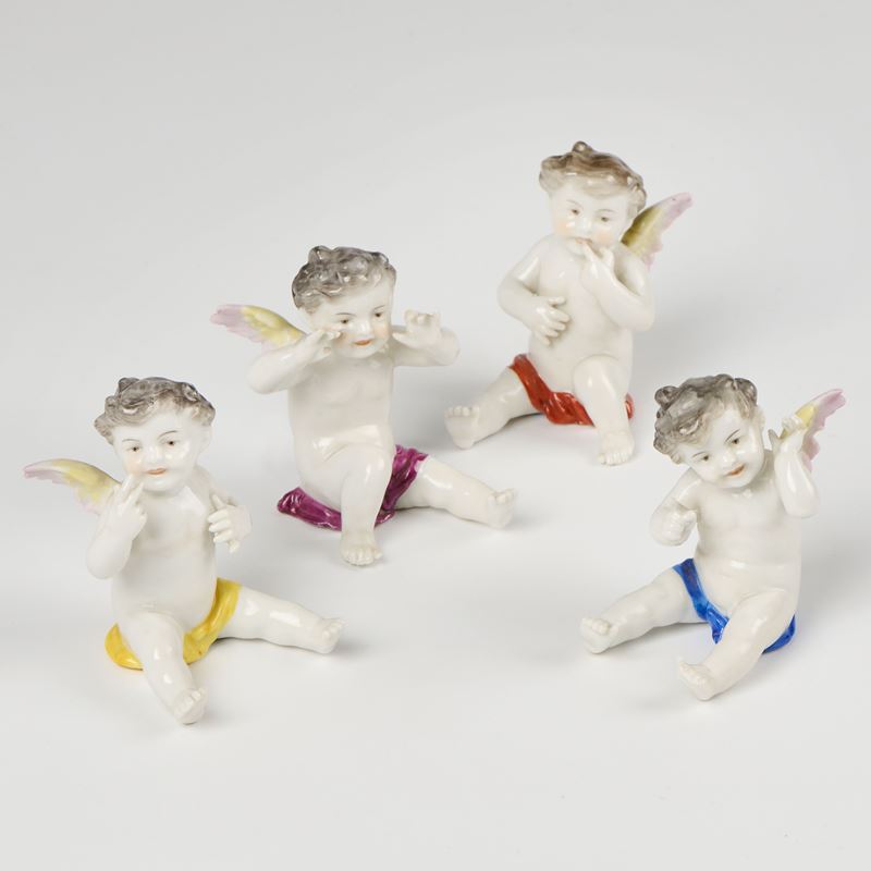Capodimonte, quattro segnaposto in porcellana policroma con putti alati