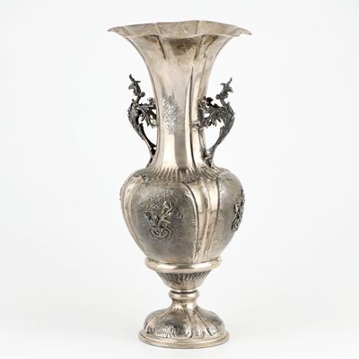 Vaso, argento inciso e in rilievo con decoro vegetale e grottesche