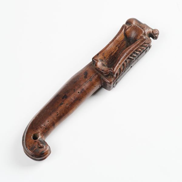 Antico utensile in legno scolpito e metallo