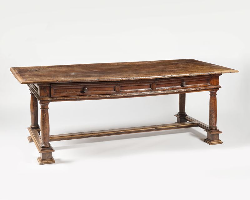 Grande tavolo antico in legno di noce