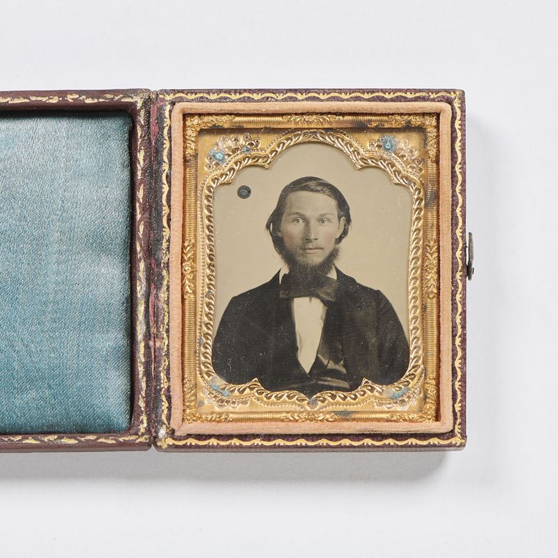 Ambrotipo raffigurante «Ritratto di giovane uomo con farfalla»