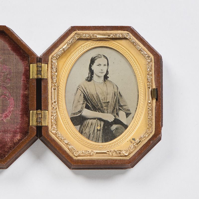 Ferrotipo raffigurante «Ritratto di giovane donna con cappello»