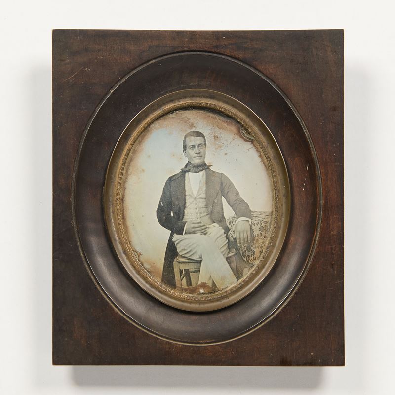 Dagherrotipo raffigurante «Giovane uomo al tavolo»