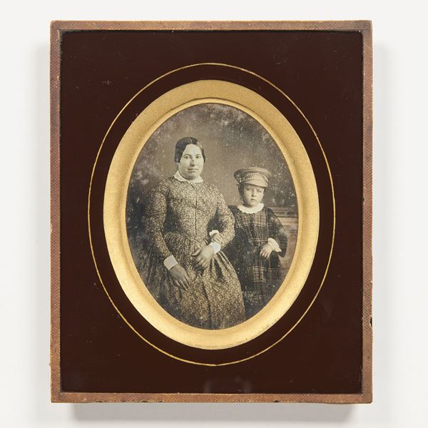 Dagherrotipo raffigurante «Donna con bambino»  - Asta Una rara collezione di Dagherrotipi e Album fotografici da viaggio del XIX secolo - Casa d'aste Farsettiarte