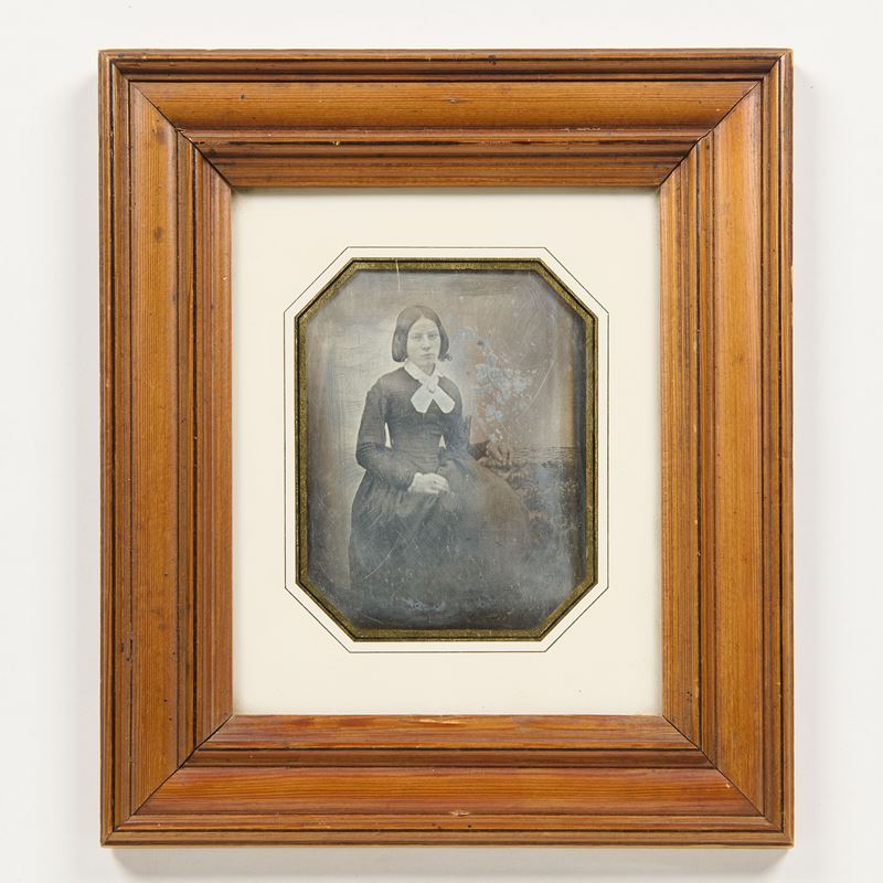 Dagherrotipo raffigurante «Giovane donna al tavolo»