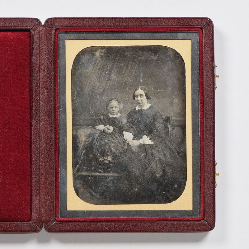 Dagherrotipo raffigurante «Ritratto di madre con bambina assise»